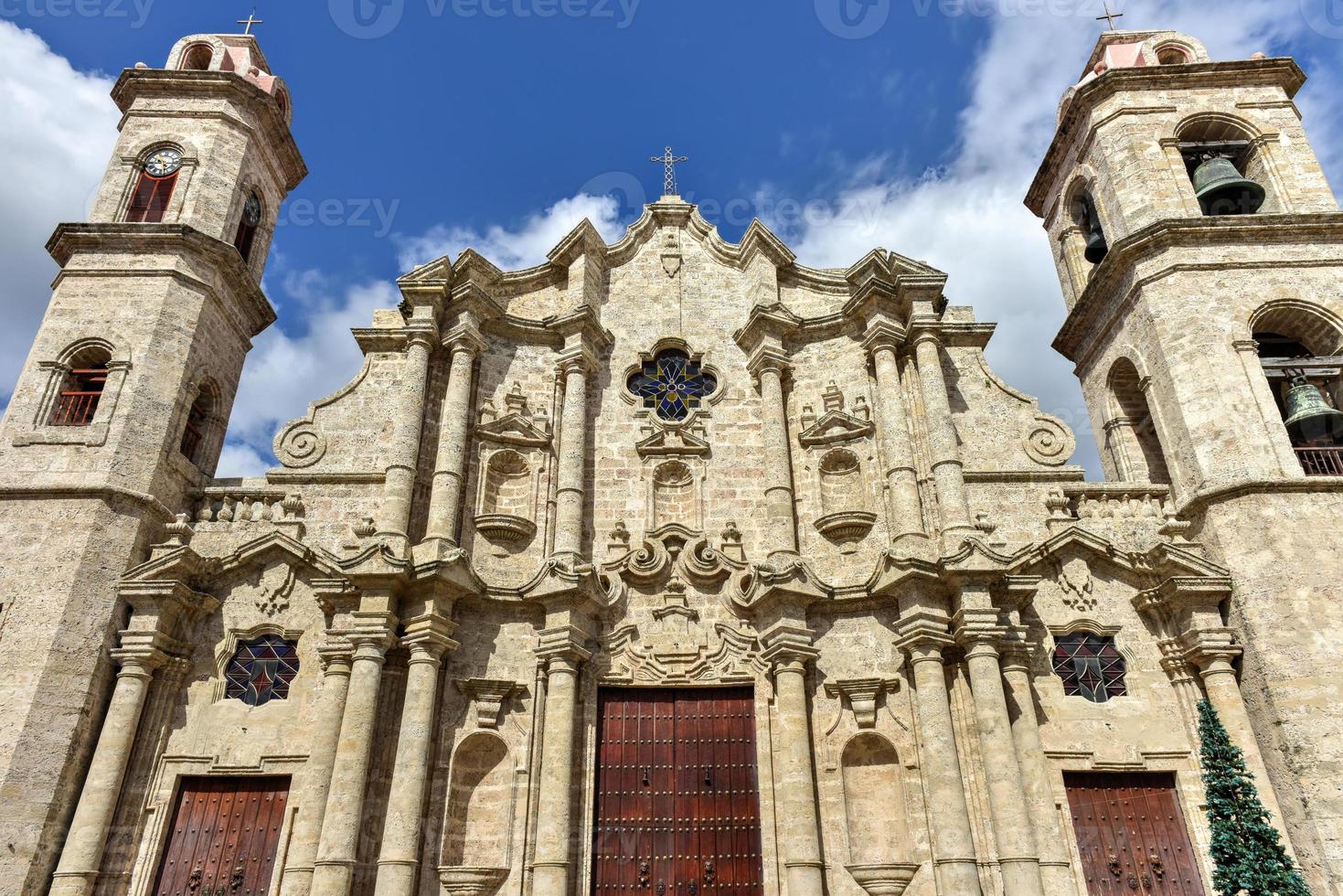 la catedral de la habana y la plaza de la catedral. foto