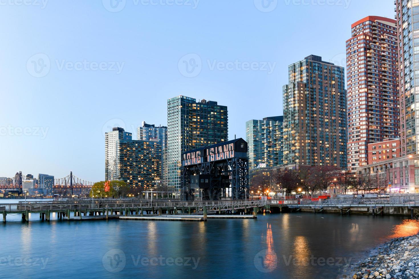 ciudad de nueva york - 7 de abril de 2021 - muelle de long island cerca del parque estatal gantry plaza en long island city, queens, nueva york. foto