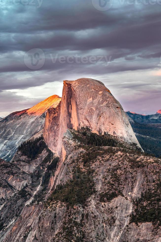 punto del glaciar, un mirador con una vista imponente del valle de yosemite, la mitad del domo, las cataratas de yosemite y las tierras altas de yosemite. foto