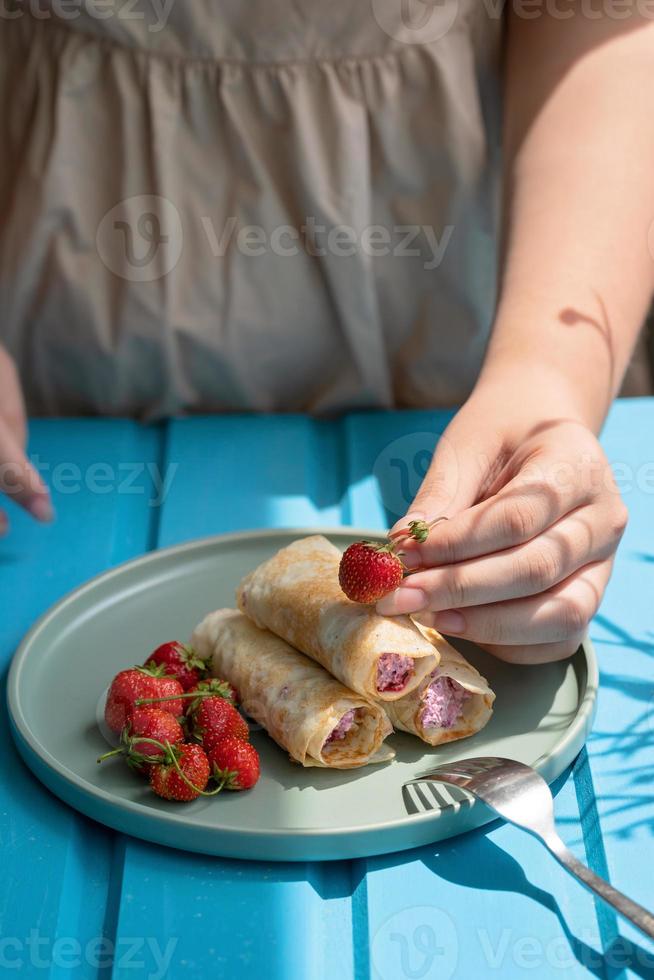 tortitas con requesón y fresas, desayuno saludable foto