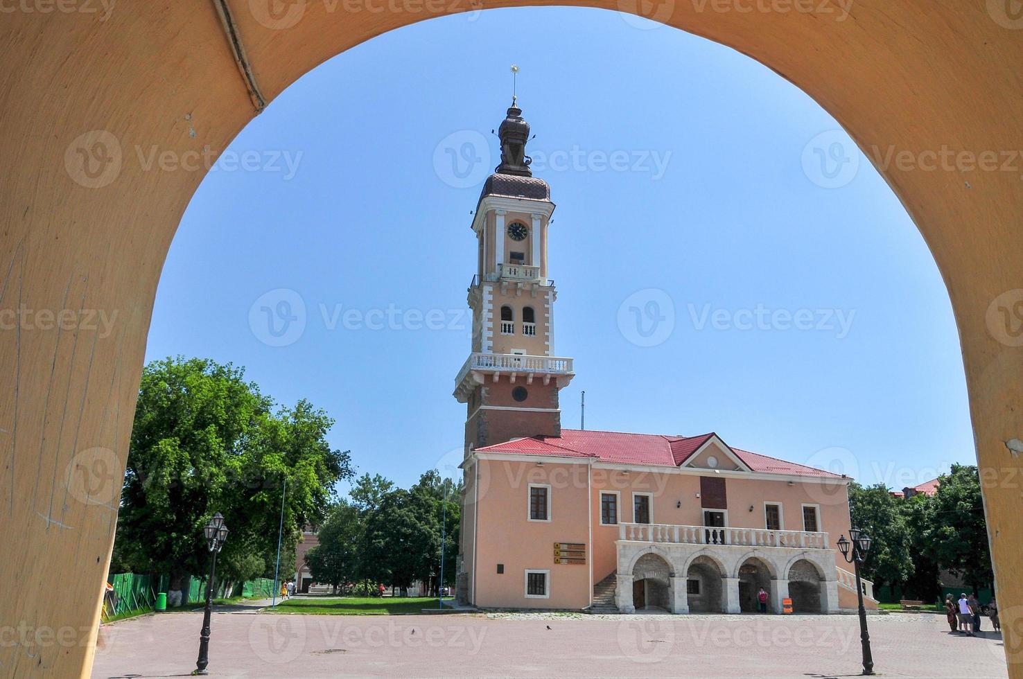 ayuntamiento de kamenets podolsky en ucrania. el ayuntamiento de kamenetz-podolsk fue construido en la plaza central del casco antiguo en el siglo XIV y es considerado uno de los más antiguos de ucrania. foto