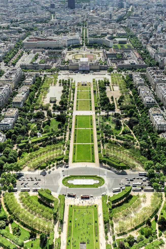 vista panorámica aérea de parís y champ de mars desde la torre eiffel en parís, francia foto