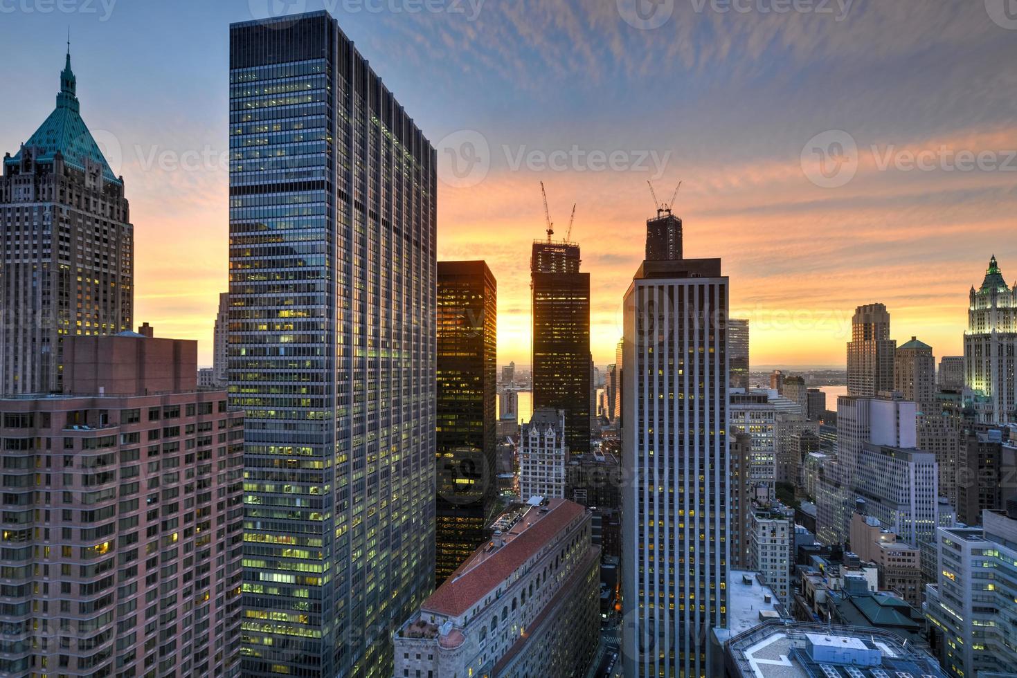 horizonte del centro de nueva york al atardecer. foto