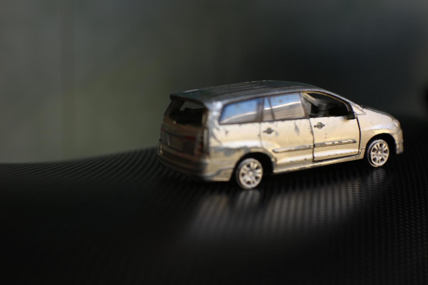 foto del auto toyota innova rayado de un niño.