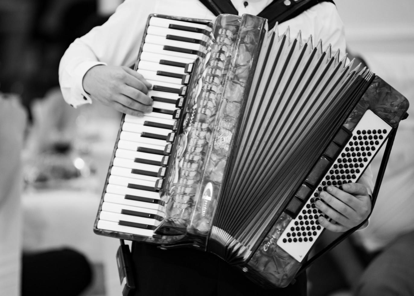 dolyna, ucrania 27 de junio de 2021 acordeón de instrumentos musicales de teclado, boda ucraniana. foto