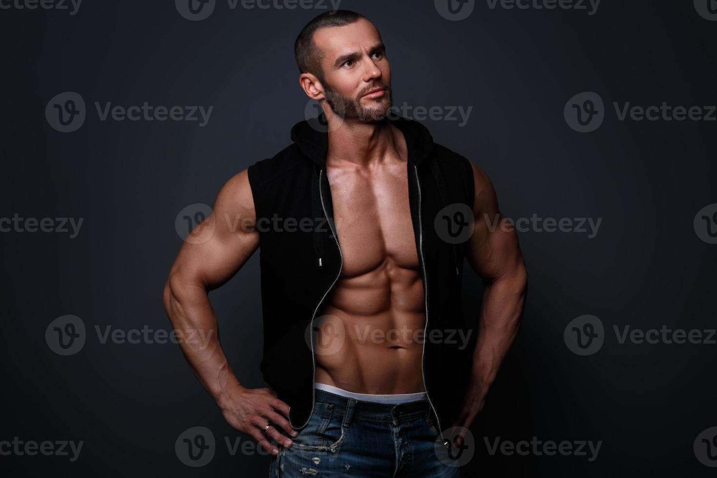 retrato, de, guapo, muscular, hombre, posar, en, estudio foto