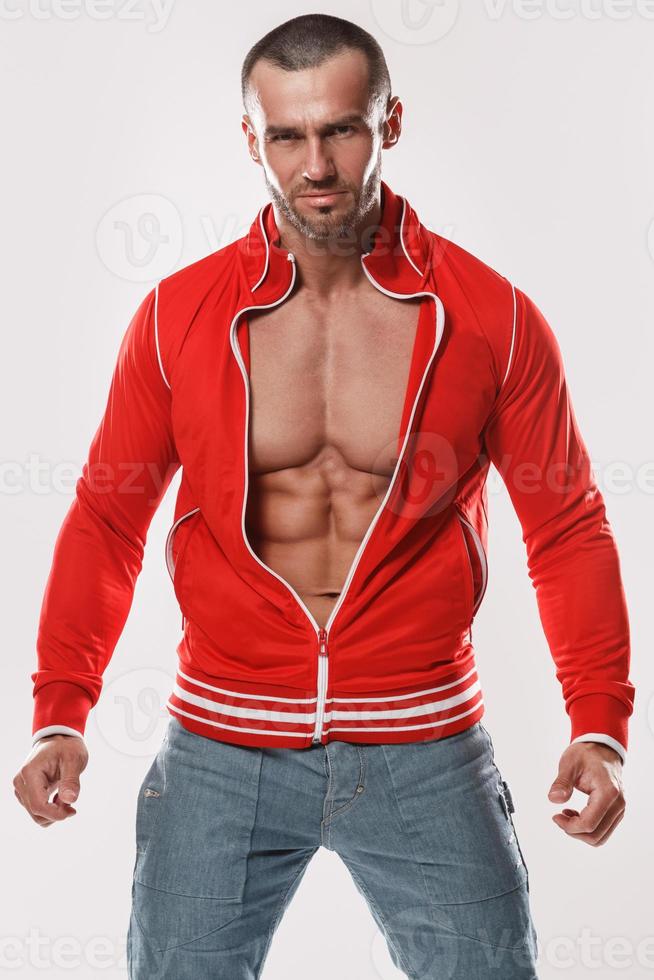 hombre guapo y musculoso con chaqueta roja foto