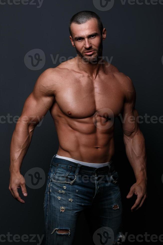 retrato, de, guapo, muscular, hombre, posar, en, estudio foto