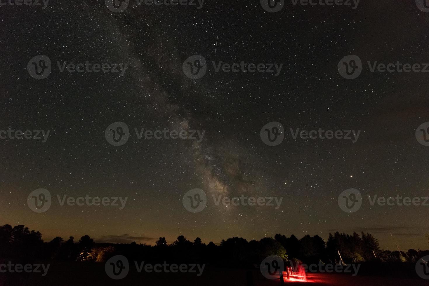 parque de cielo oscuro con vistas a la vía láctea en el parque estatal de cherry springs en pennsylvania. foto