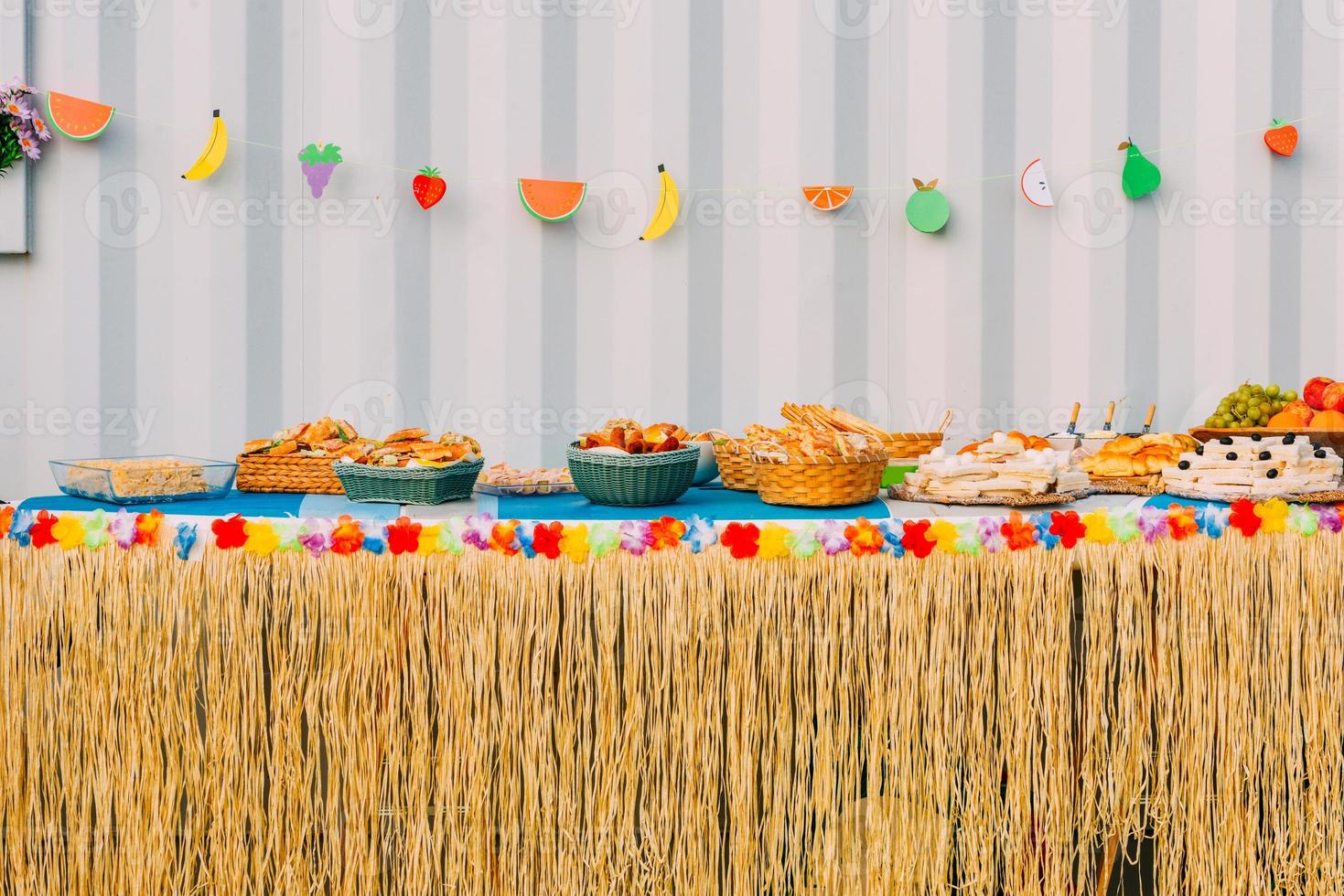 vista lateral del surtido de comida para fiestas con los dedos en una mesa con decoraciones foto