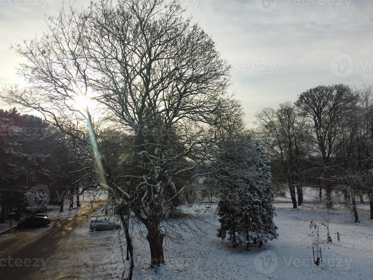 Magnífica vista del parque público local después de la caída de nieve sobre Inglaterra foto