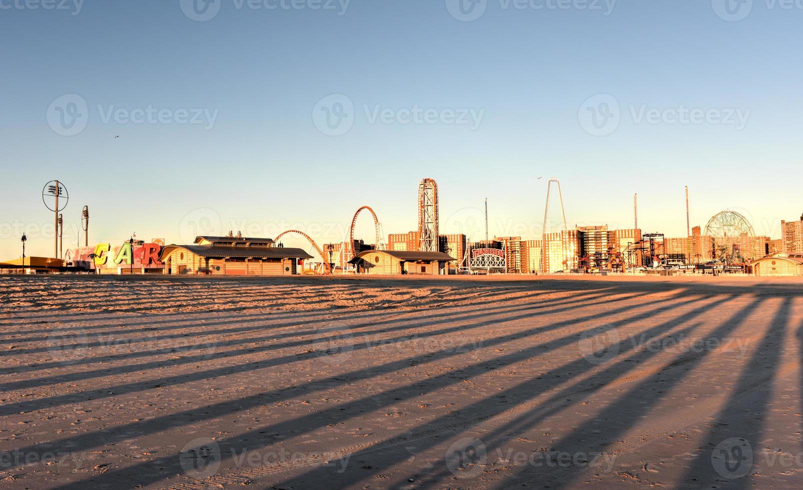 playa de coney island al atardecer foto