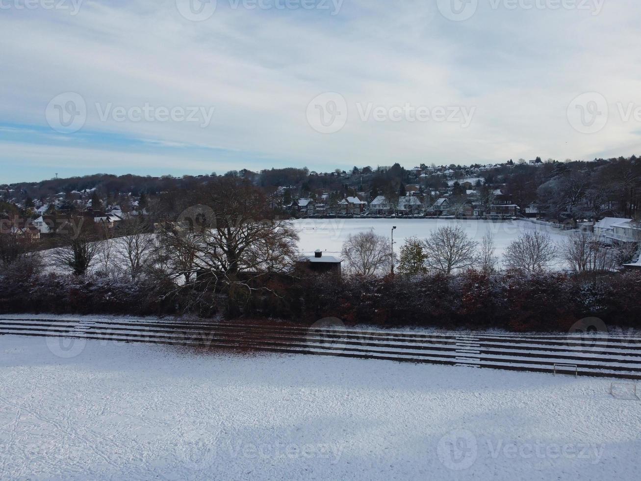 Magnífica vista del parque público local después de la caída de nieve sobre Inglaterra foto