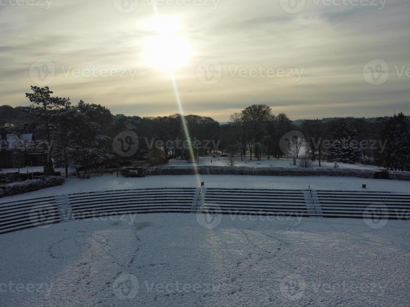 Magnífica vista del parque público local después de la caída de nieve sobre Inglaterra foto