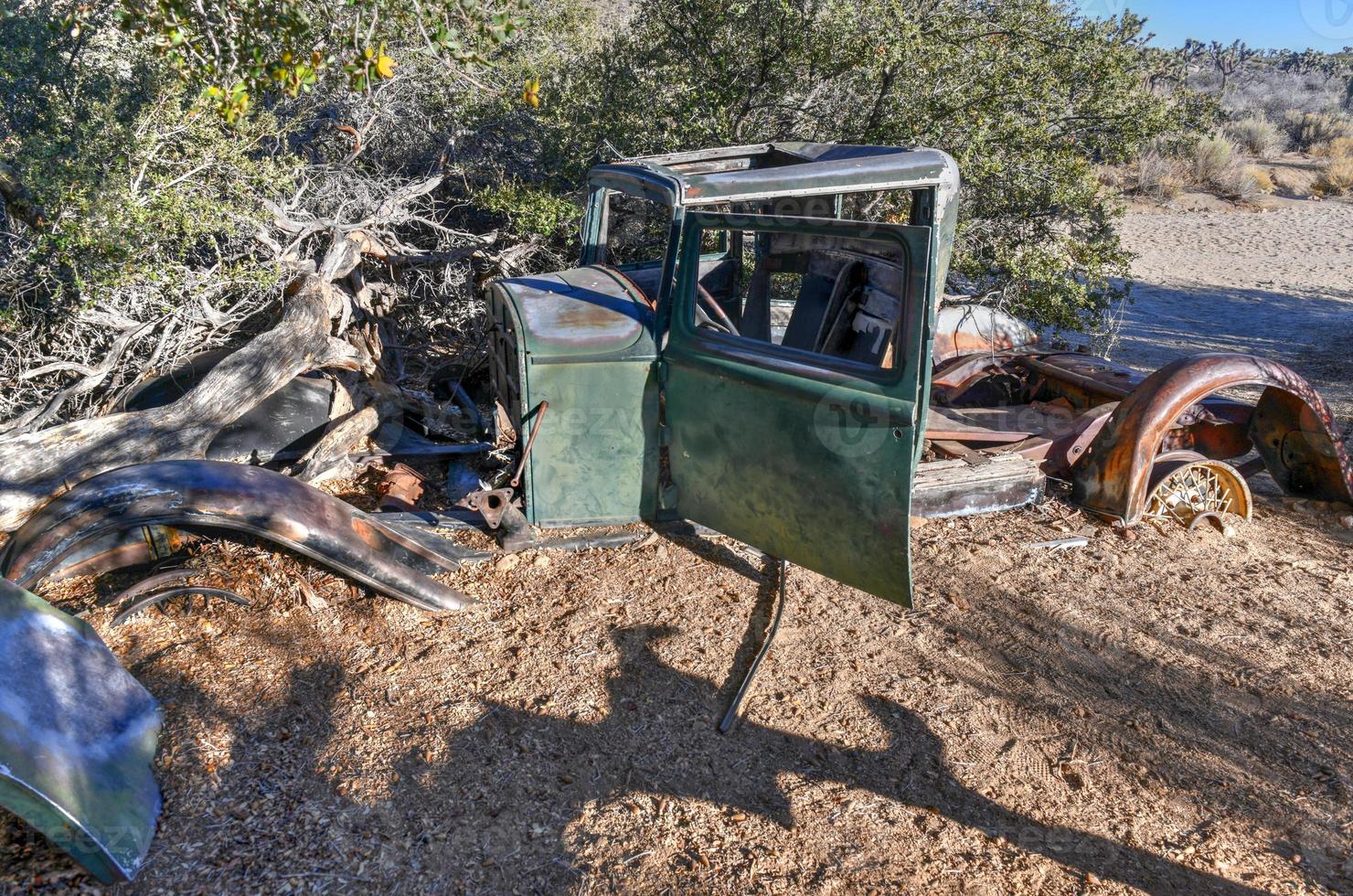 equipo abandonado y mina a lo largo del sendero del molino de wall street en el parque nacional joshua tree, california. foto