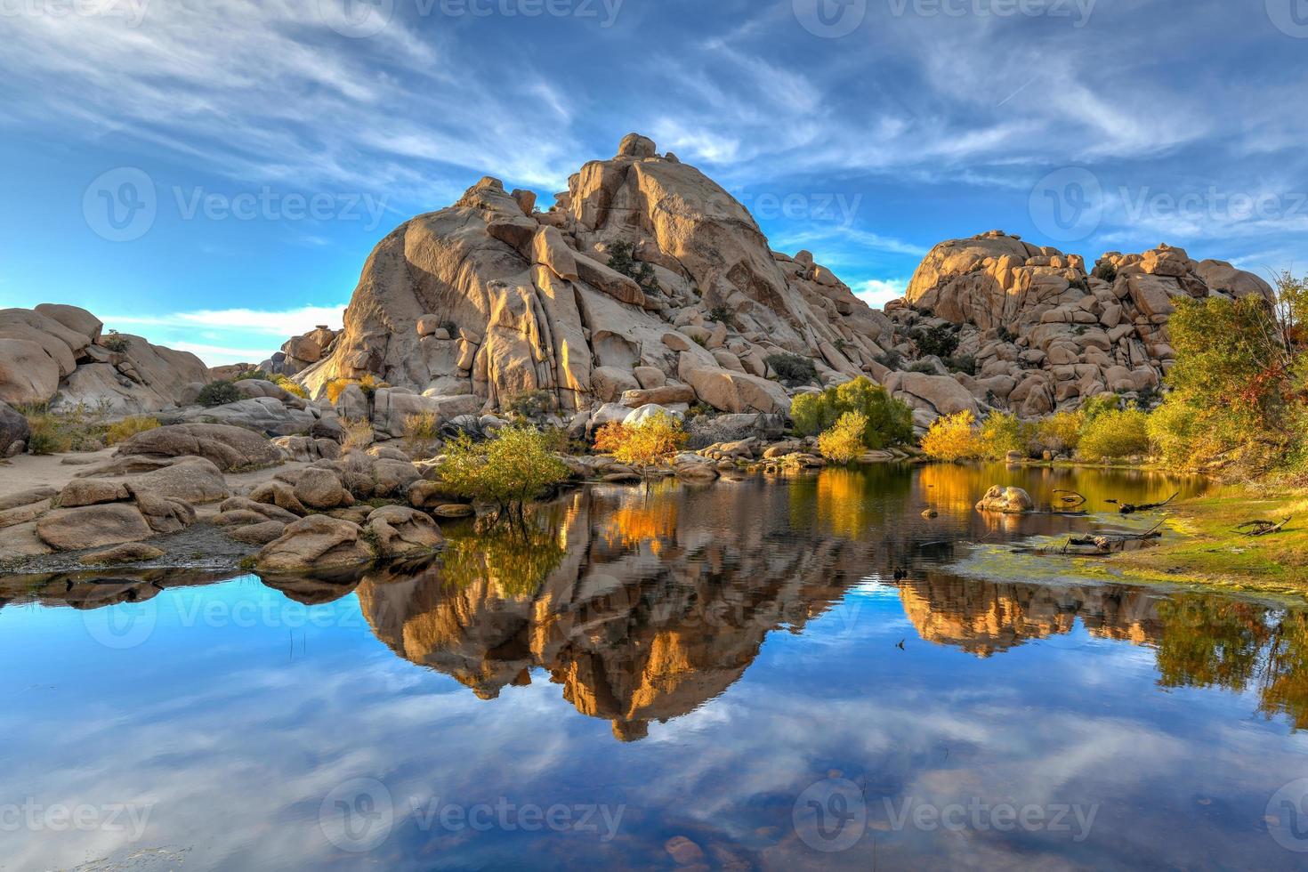 presa de barker en el parque nacional del árbol de joshua en la noche al atardecer. foto