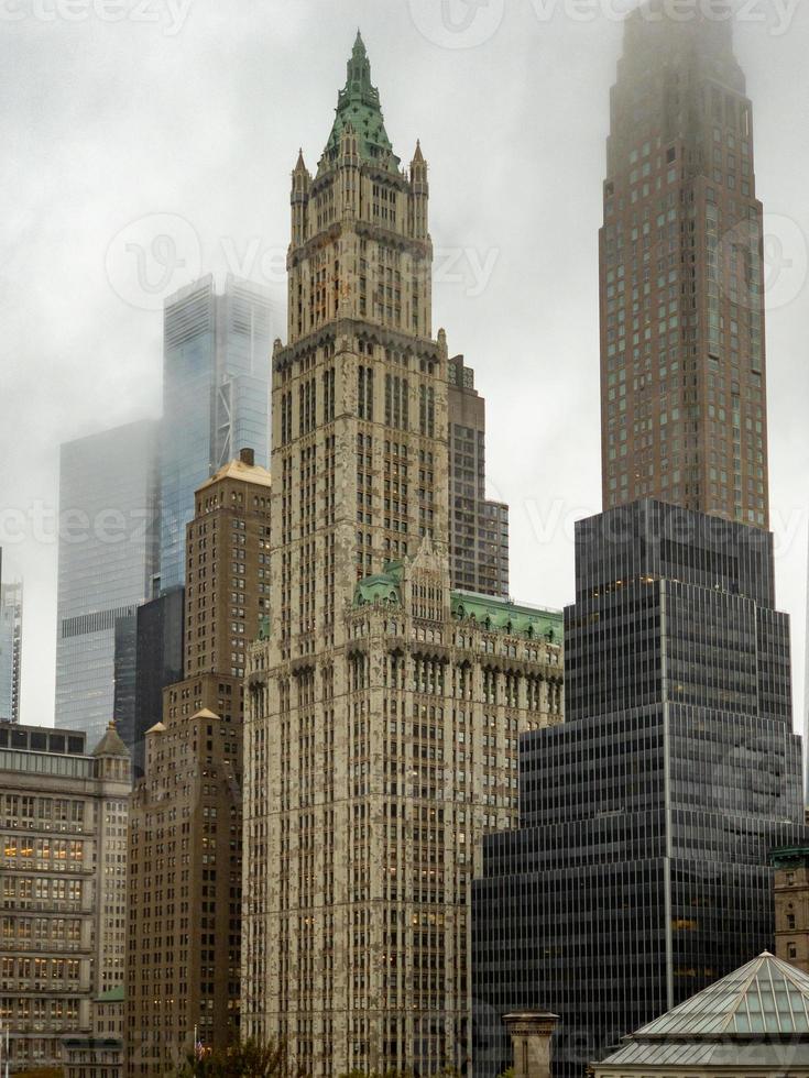 vista del horizonte del centro de manhattan en un día nublado en la ciudad de nueva york. foto