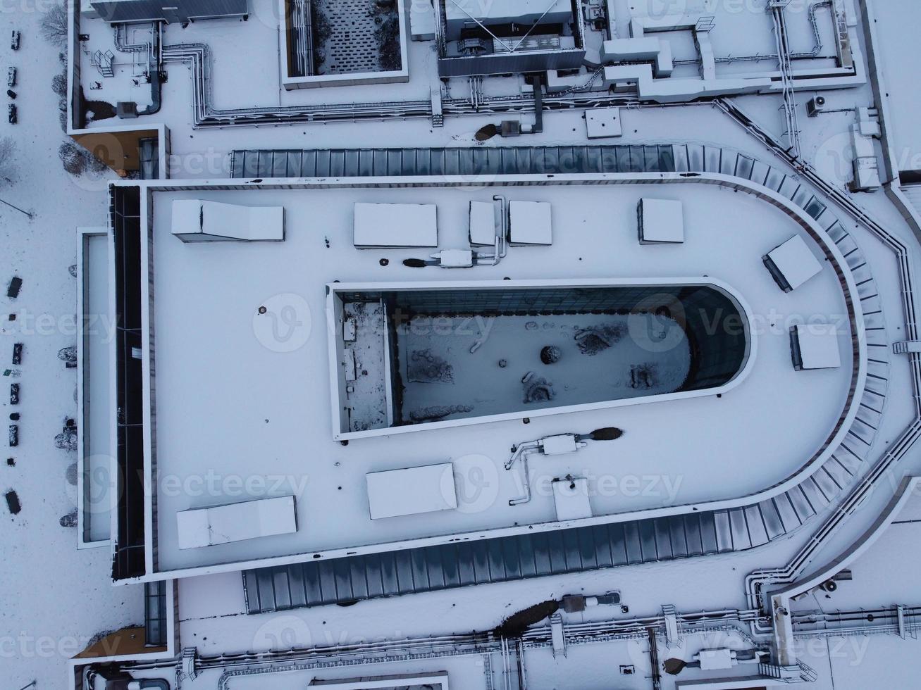 vista de ángulo alto del paisaje y el paisaje urbano de luton del norte cubierto de nieve, imágenes aéreas de la ciudad de luton del norte de inglaterra reino unido después de la caída de la nieve. la 1ra nevada de este invierno de 2022 foto