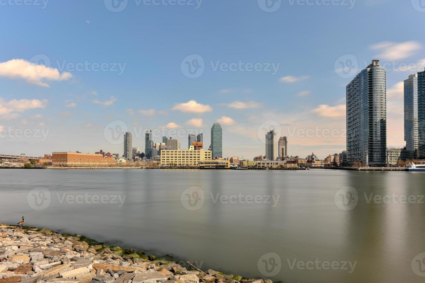 ciudad de nueva york - 13 de abril de 2019 - vista del centro de la ciudad este en manhattan desde la isla de roosevelt en la ciudad de nueva york. foto