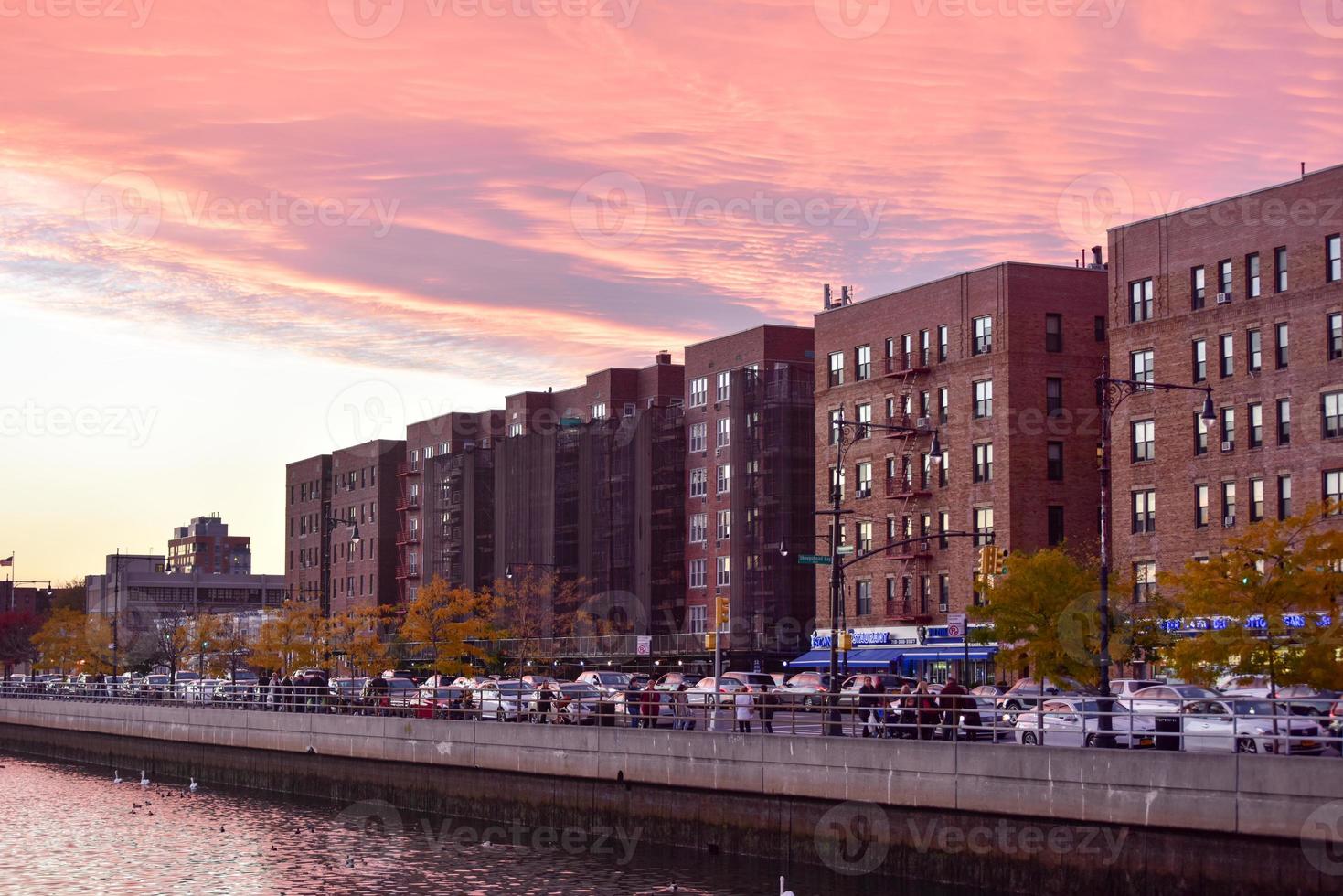 ciudad de nueva york - 5 de noviembre de 2016 - barrio de sheepshead bay de brooklyn al atardecer en la ciudad de nueva york. foto