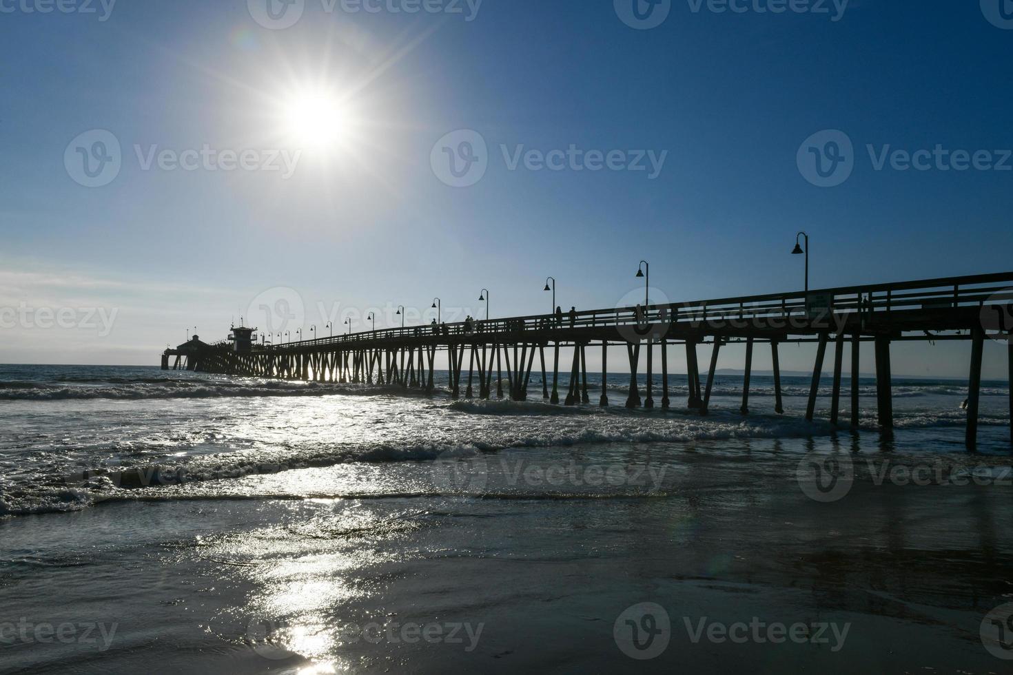 el muelle y el océano pacífico al atardecer, en imperial beach, cerca de san diego, california foto