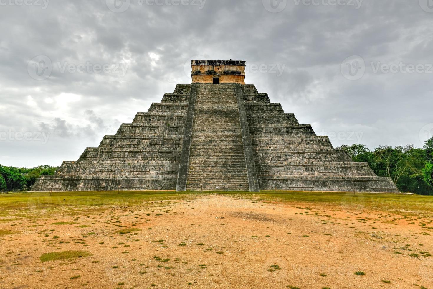 pirámide de kukulkan en chichén itzá, la antigua ciudad maya en la región de yucatán en méxico. foto