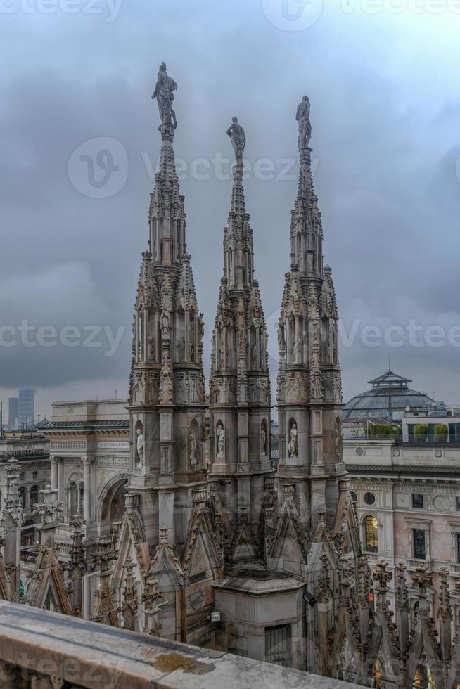 catedral de milán, duomo di milano, una de las iglesias más grandes del mundo, en la plaza piazza duomo en el centro de la ciudad de milán en italia. foto