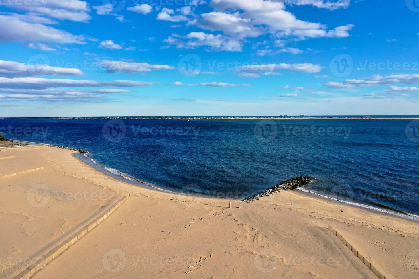 vista panorámica aérea escénica de una playa vacía de manhattan en brooklyn, nueva york. foto