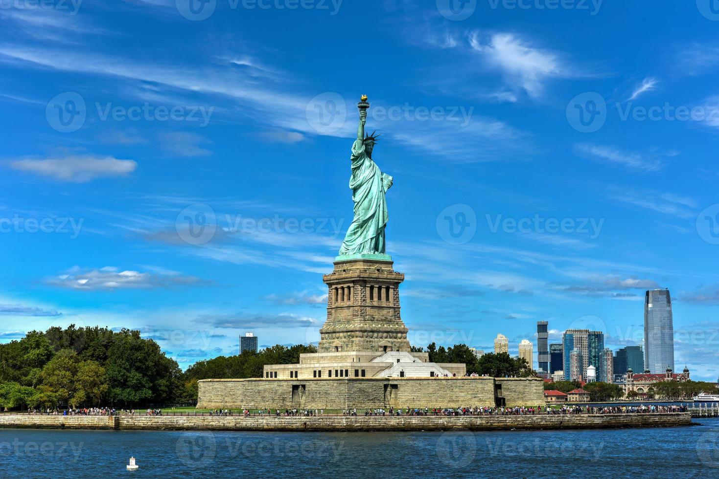 la estatua de la libertad desde el puerto de la libertad con nueva jersey al fondo. foto