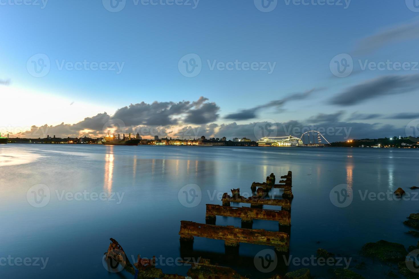 puerto de la habana en el barrio de regla en cuba. foto