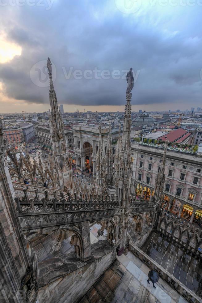 catedral de milán, duomo di milano, una de las iglesias más grandes del mundo, en la plaza piazza duomo en el centro de la ciudad de milán en italia. foto