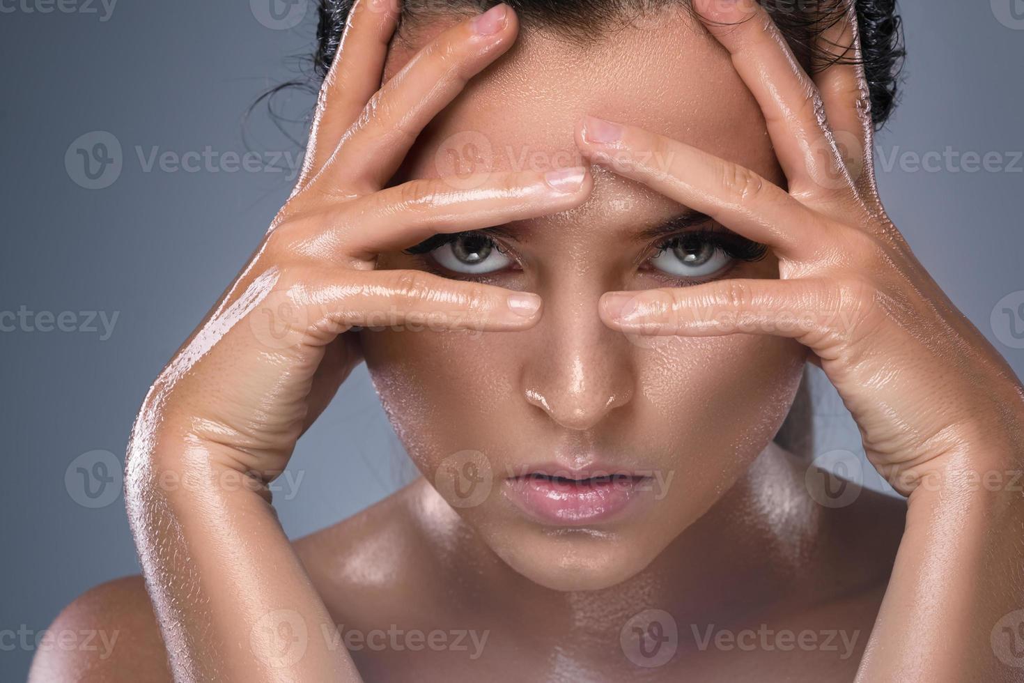 hermosa mujer con piel grasa y húmeda foto