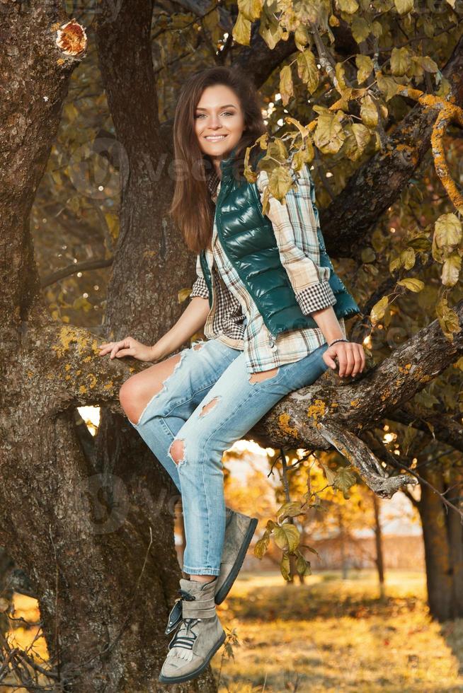 mujer en el parque en el soleado día de otoño foto