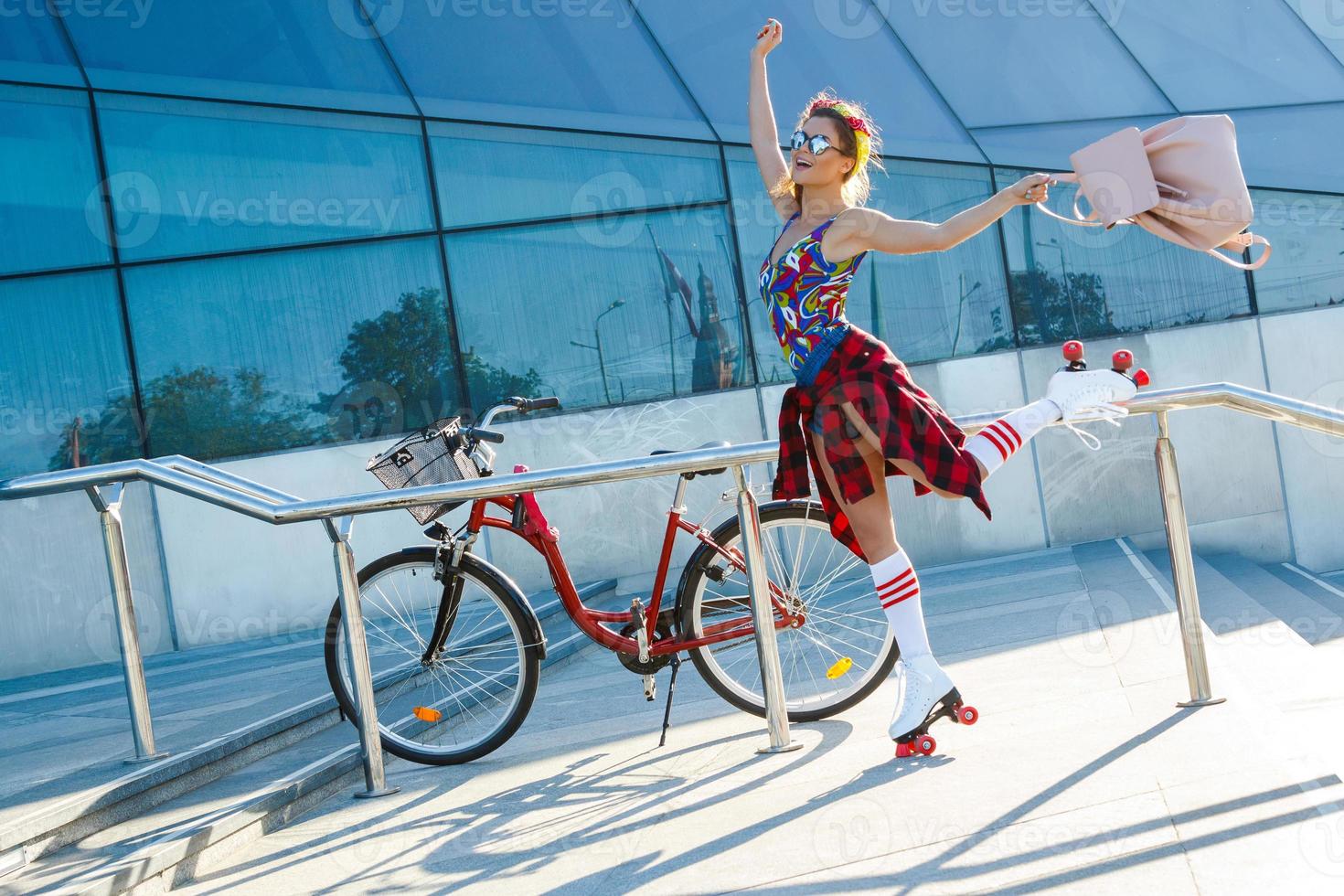 chica en patines en la ciudad foto