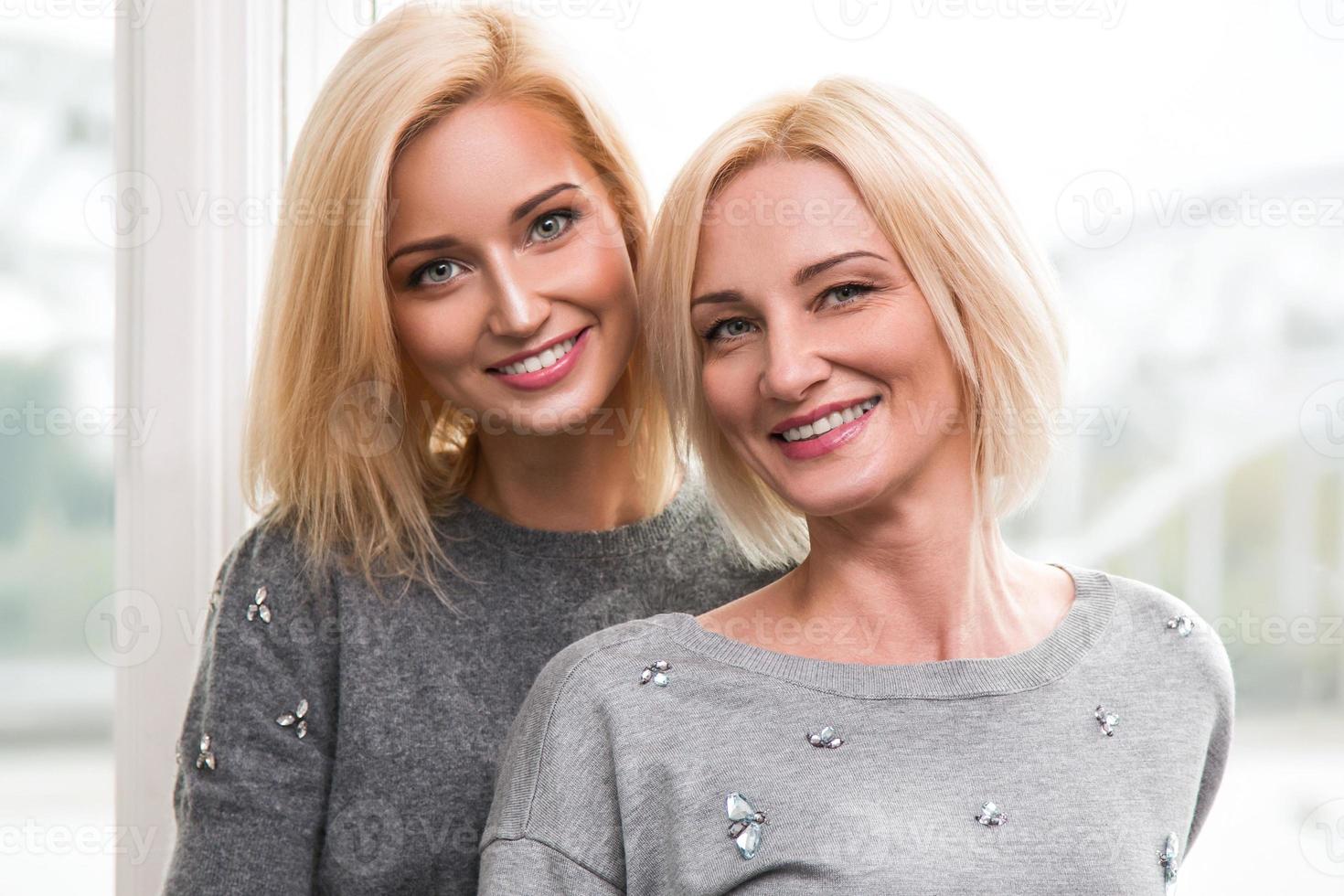 madre y su hija adulta en casa foto