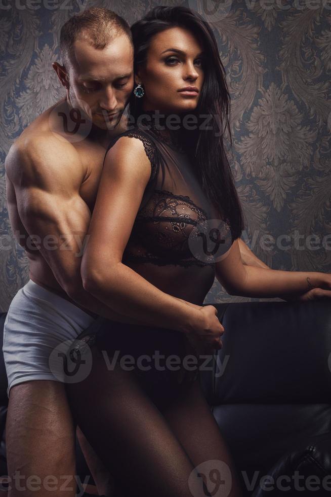 sexy, pareja joven, en, ropa interior, en, sofá de cuero foto