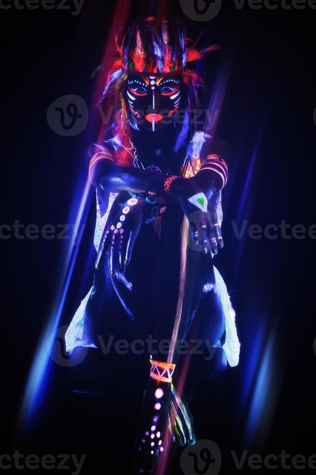 mujer con maquillaje de neón en luz ultravioleta foto