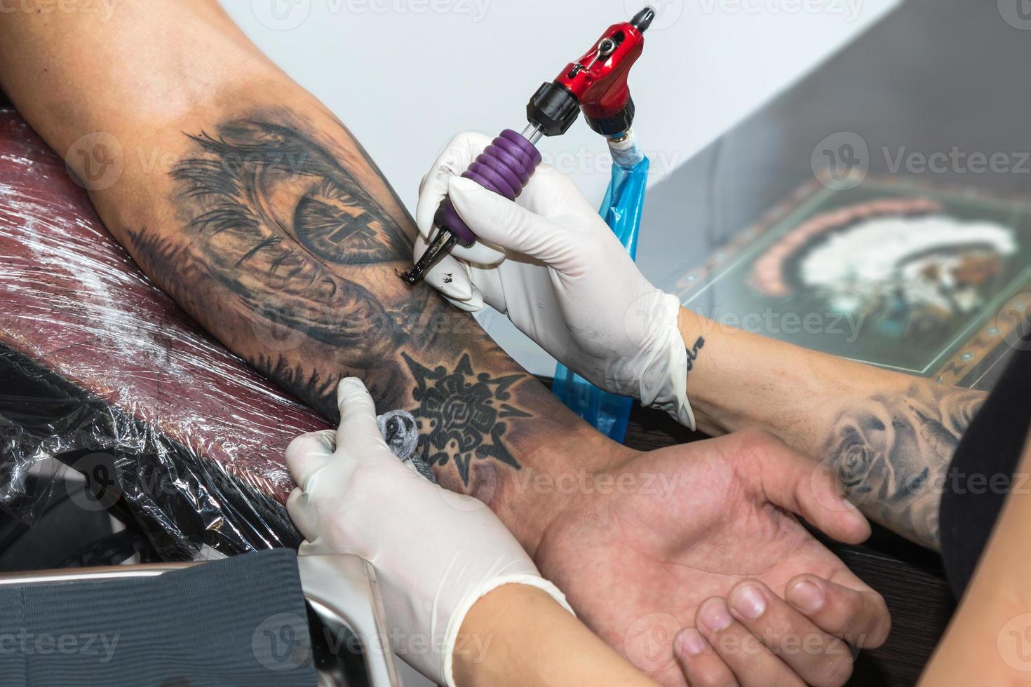 detalles del trabajo de un artista del tatuaje foto