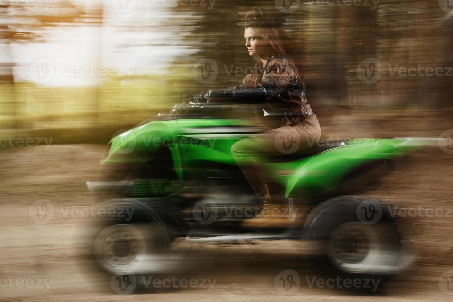 mujer en atv. foto tomada con larga exposición y luz mixta.