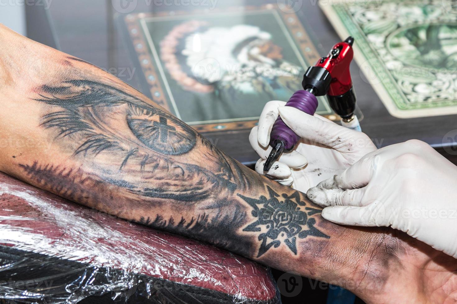 detalles del trabajo de un artista del tatuaje foto