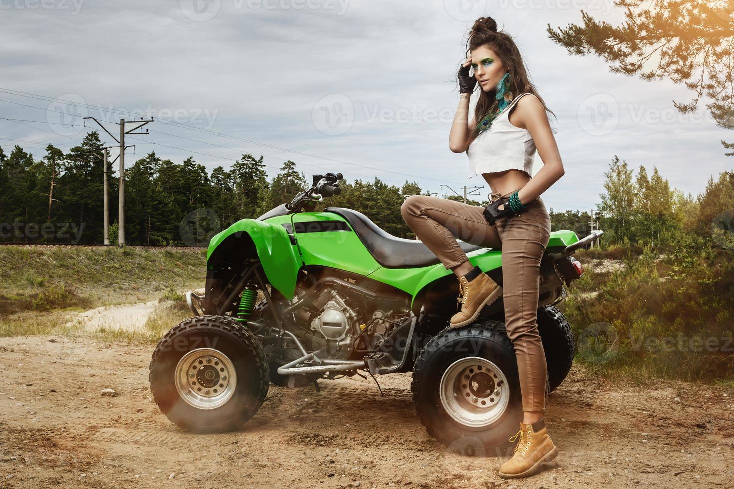 hermosa mujer y atv en el todoterreno foto