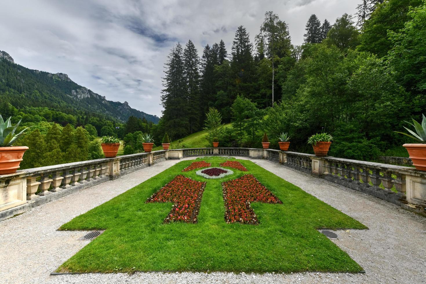 ettal, alemania - 5 de julio de 2021 - palacio de linderhof en baviera, alemania, uno de los castillos del ex rey ludwig ii. foto