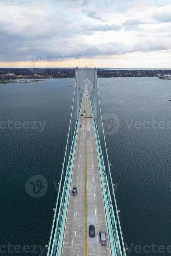 el puente claiborne pell se encuentra entre los puentes colgantes más largos del mundo ubicado en newport, ri, ee.uu. foto