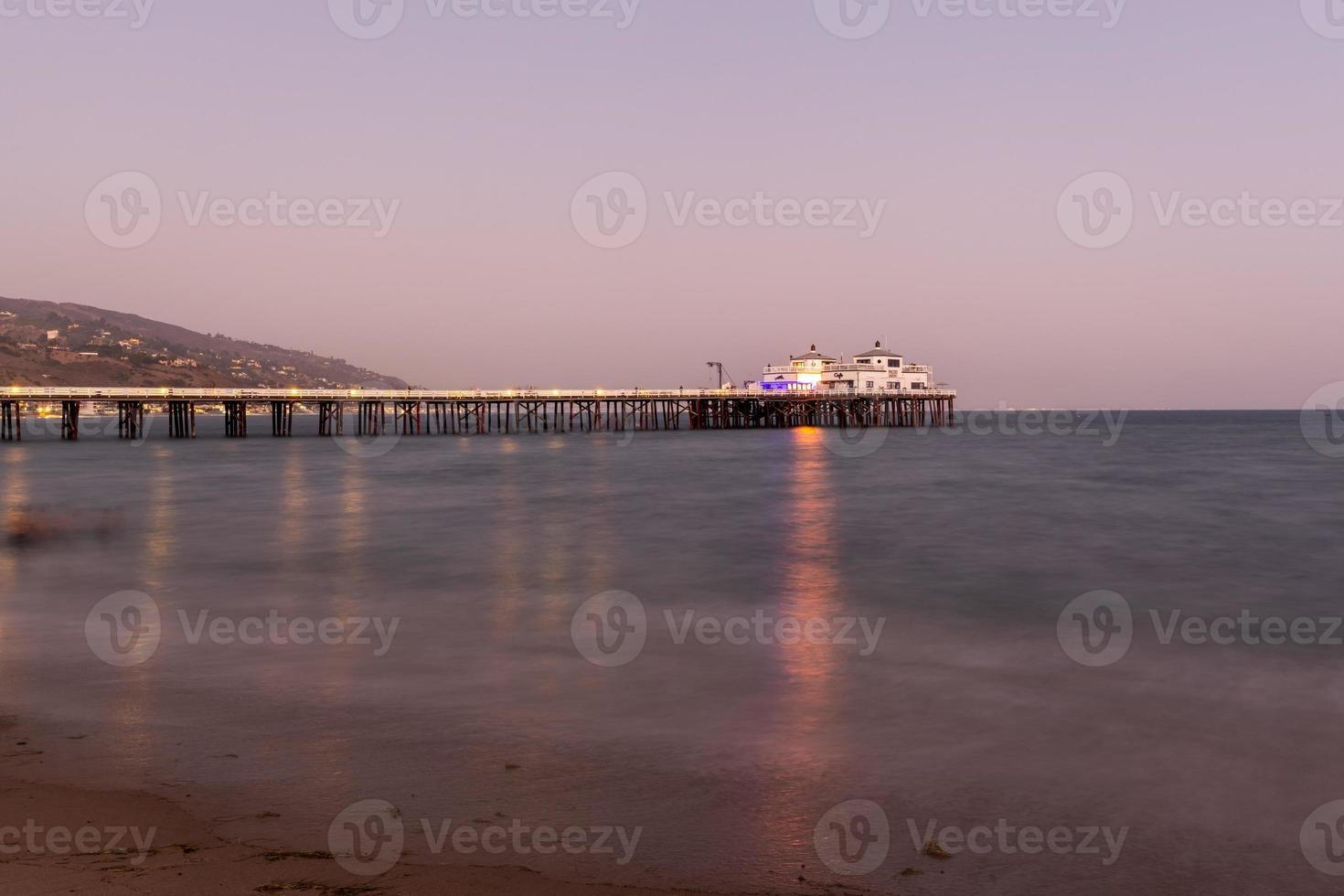 malibu, california - 27 de agosto de 2020 - muelle de malibu a lo largo de la playa de malibu al atardecer en malibu, california. foto