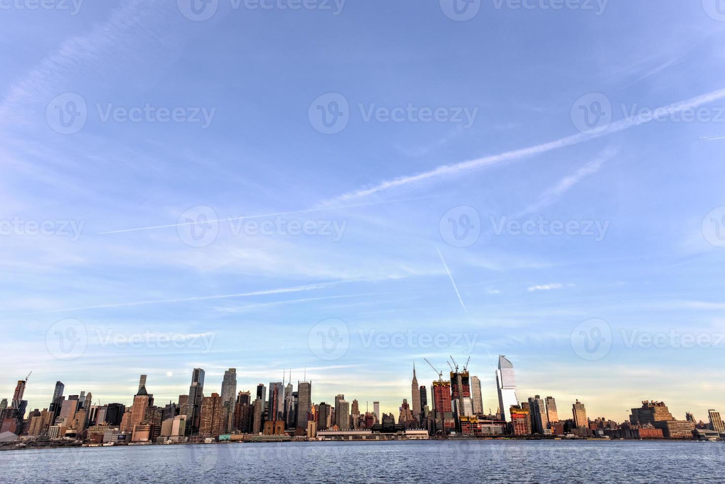 horizonte de la ciudad de nueva york visto desde weehawken, nueva jersey. foto