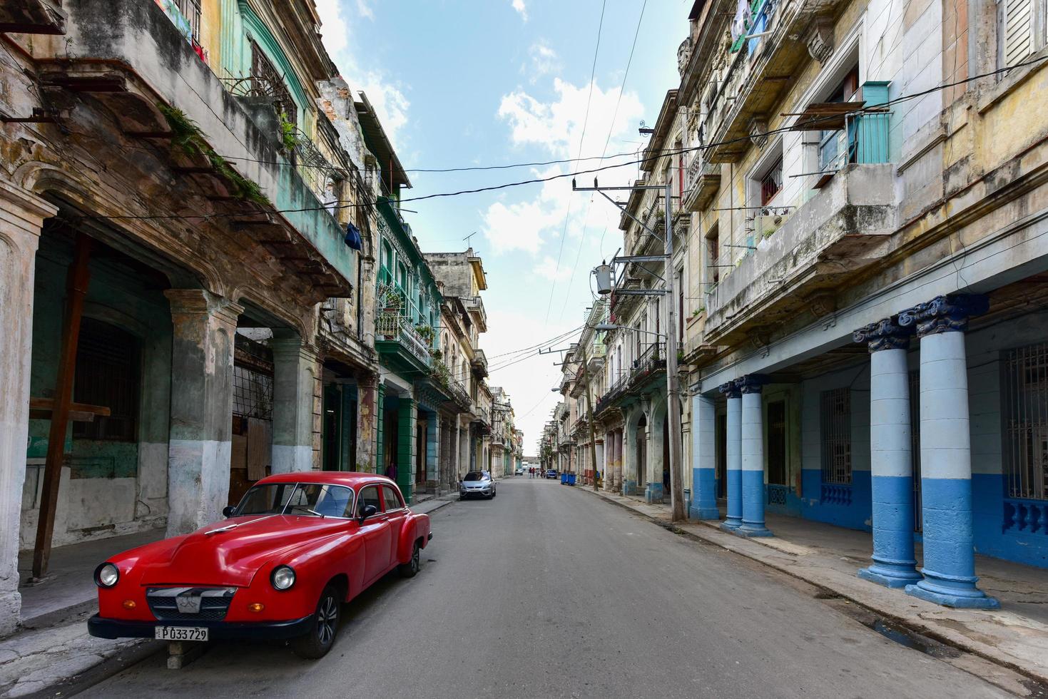 la habana, cuba - 8 de enero de 2017 - coche clásico en la habana vieja, cuba. foto