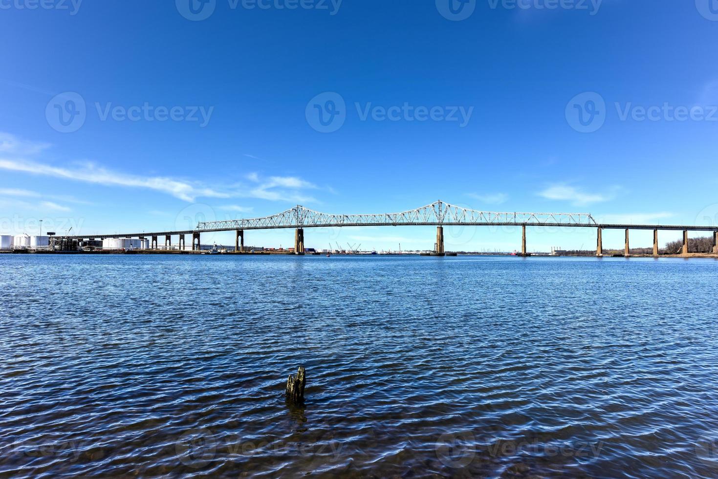 el cruce del puente exterior es un puente en voladizo que se extiende sobre Arthur Kill. el puente exterior, como se le suele llamar, conecta perth amboy, nueva jersey, con staten island, nueva york. foto