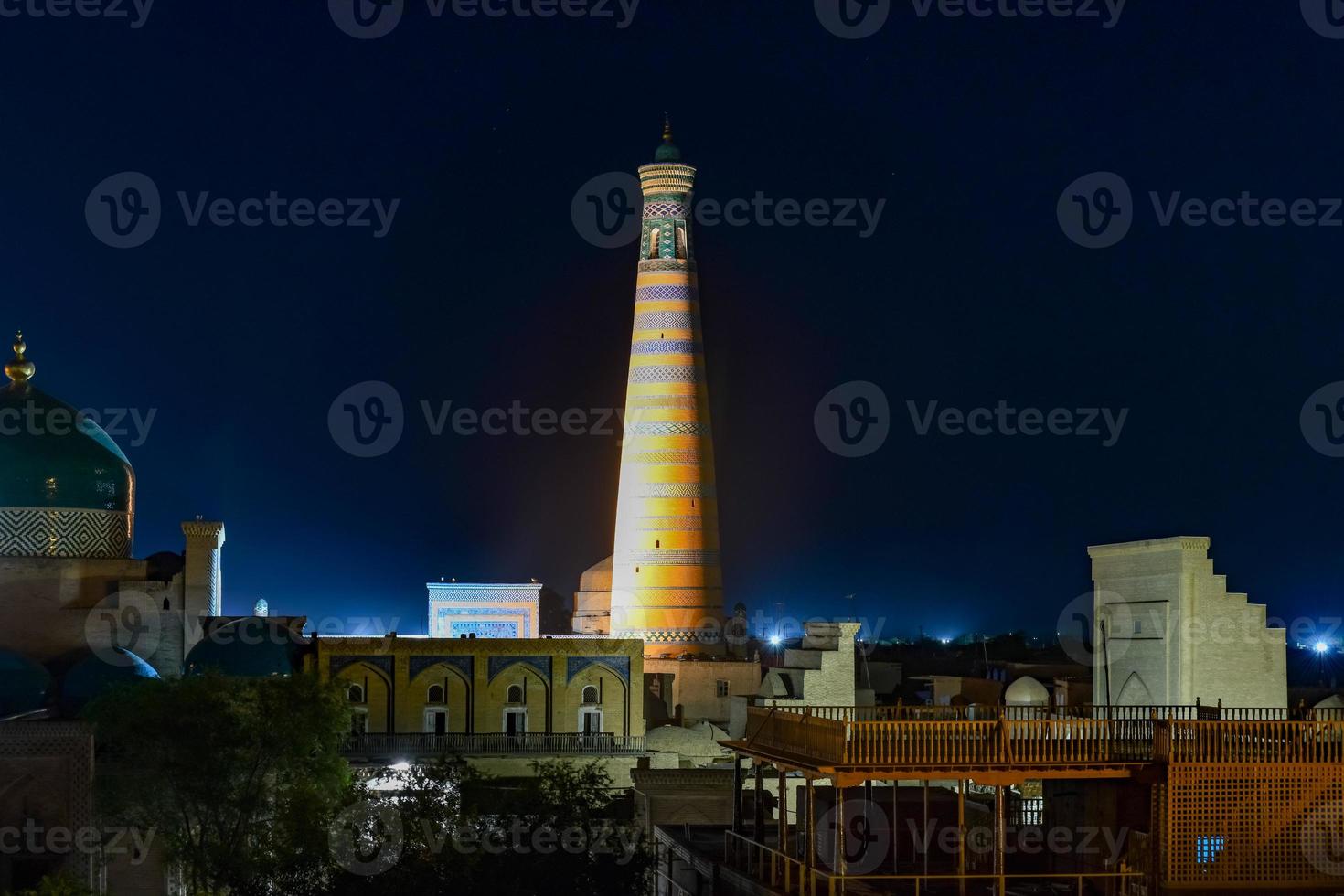 la arquitectura de la madraza de la ciudad vieja y el minarete islam khoja. foto