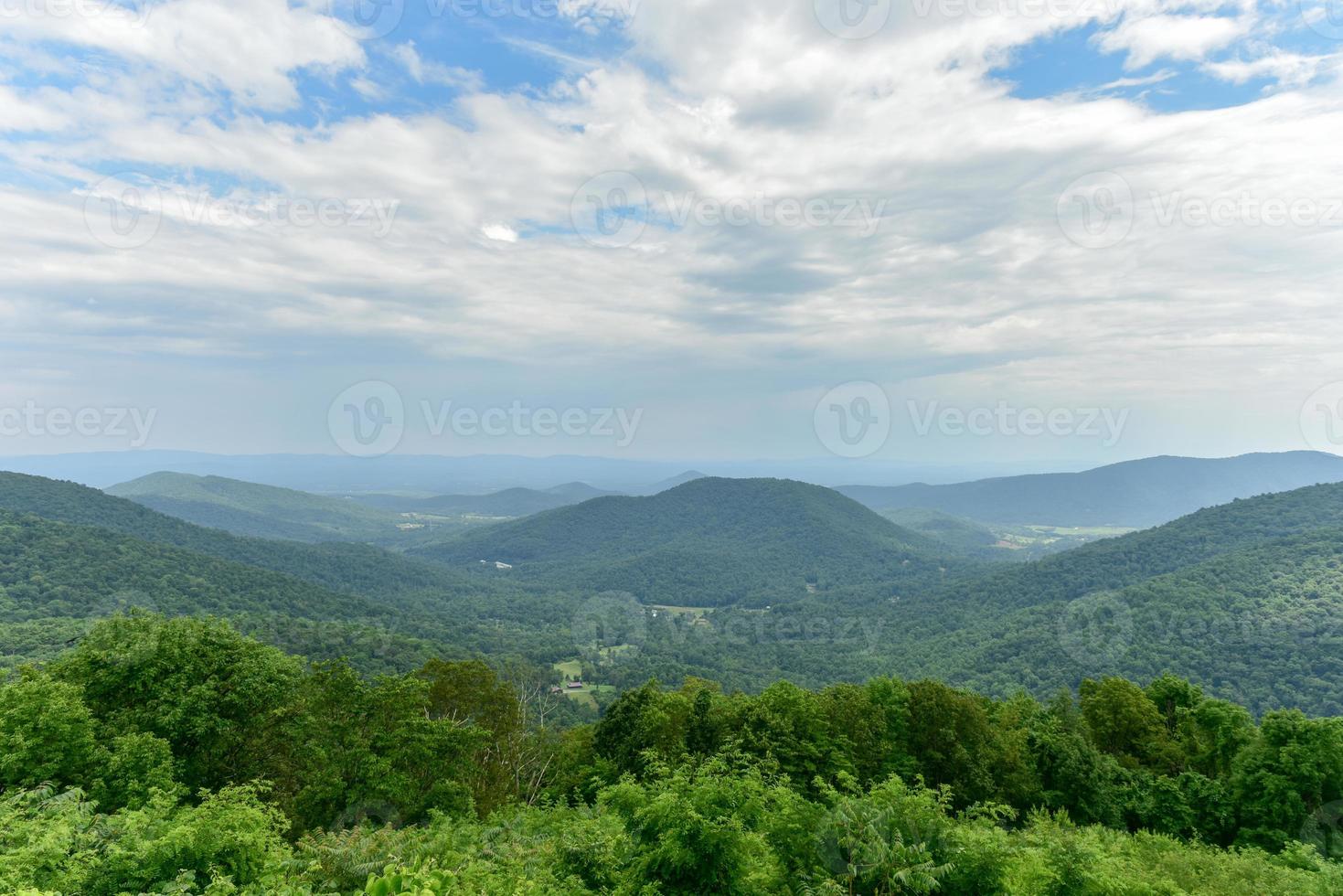 vista del valle de shenandoah y las montañas blue ridge desde el parque nacional de shenandoah, virginia foto