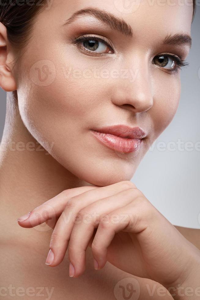 mujer joven con rostro hermoso y piel suave foto